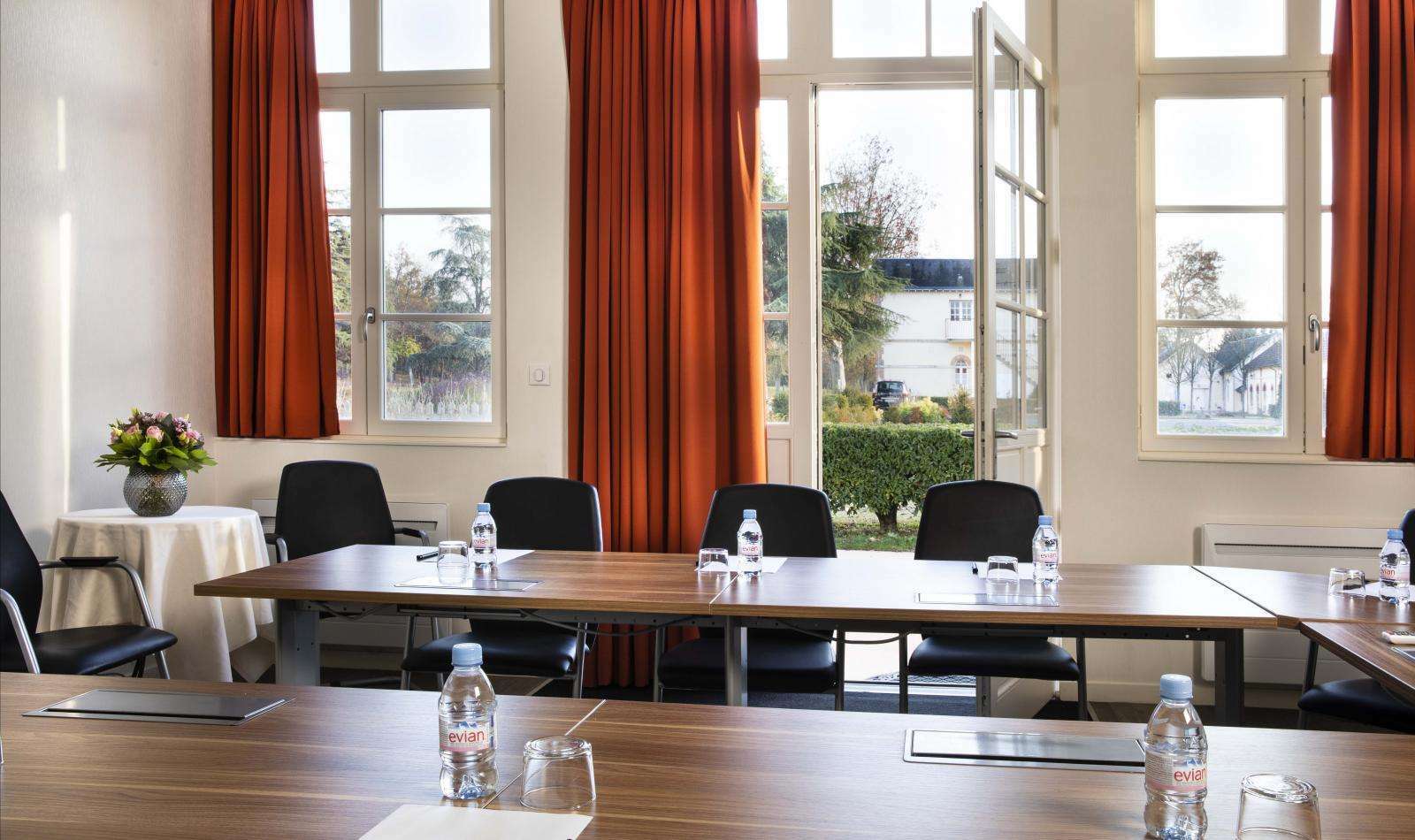 Country Club Hotel Yvre-l'Eveque Business photo