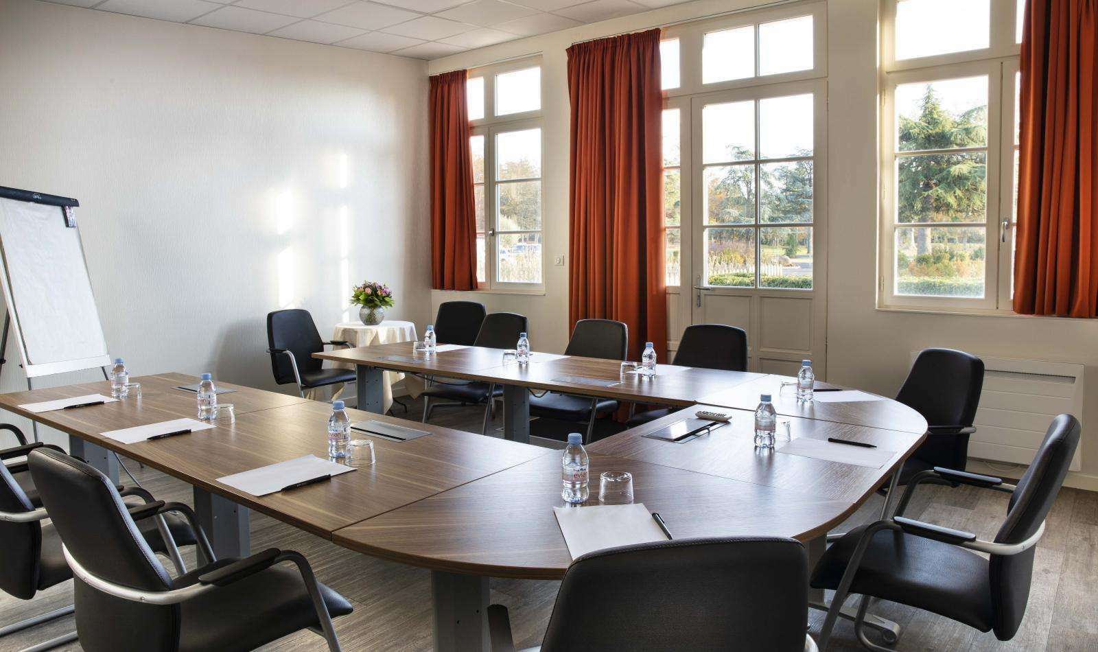 Country Club Hotel Yvre-l'Eveque Business photo