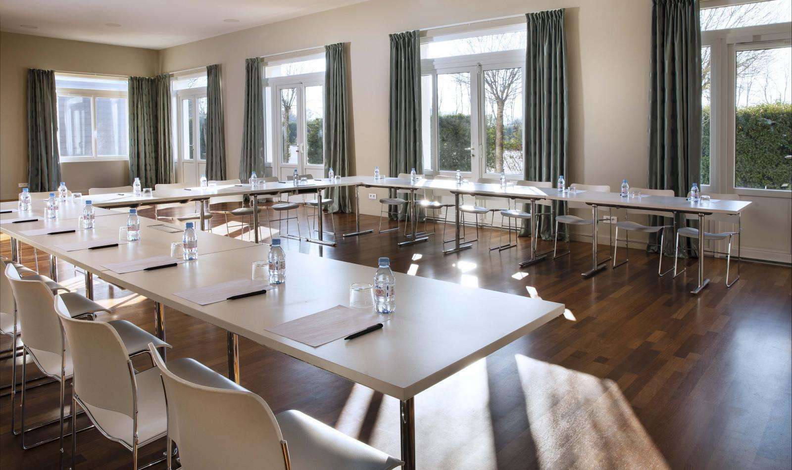 Country Club Hotel Yvre-l'Eveque Business photo