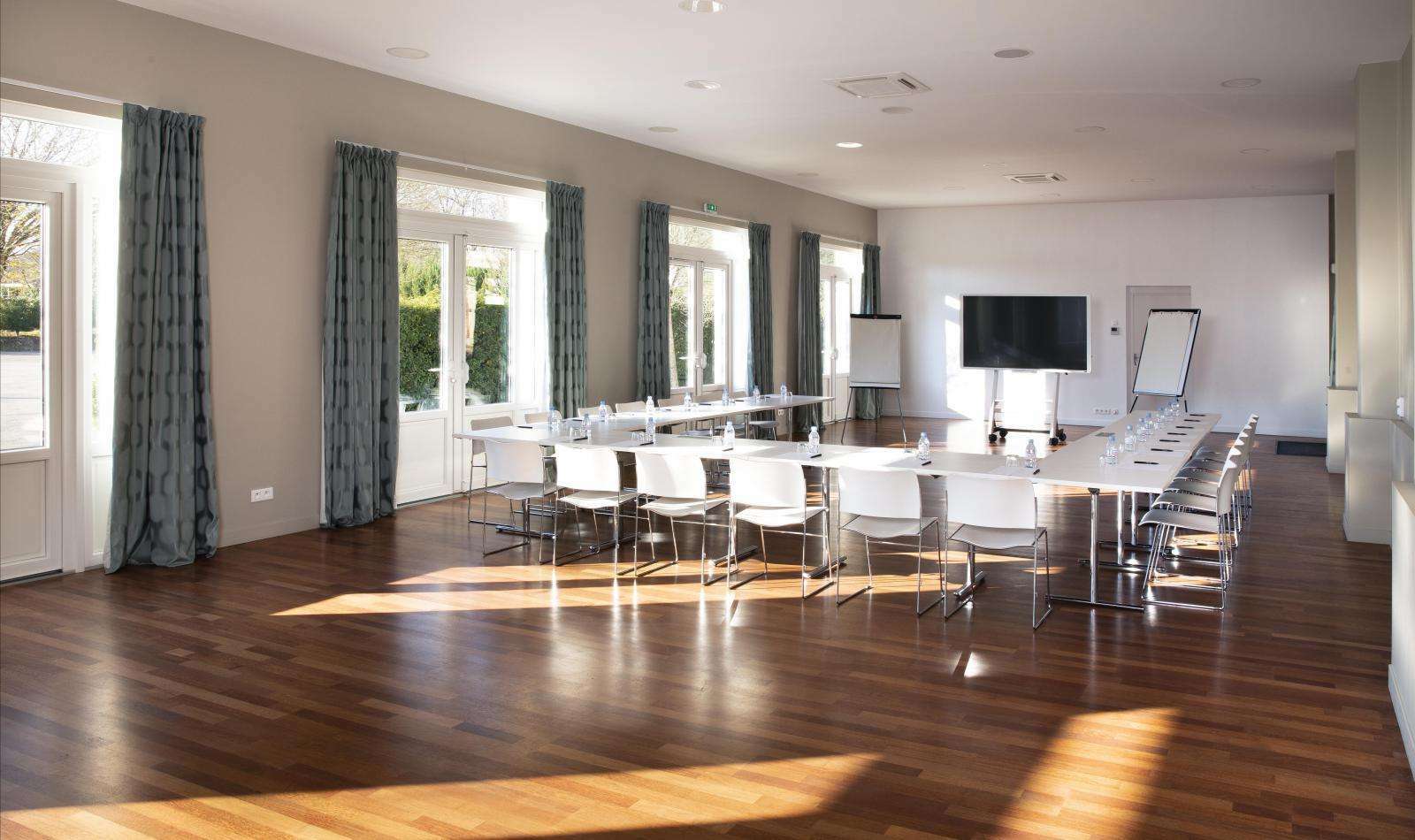 Country Club Hotel Yvre-l'Eveque Business photo
