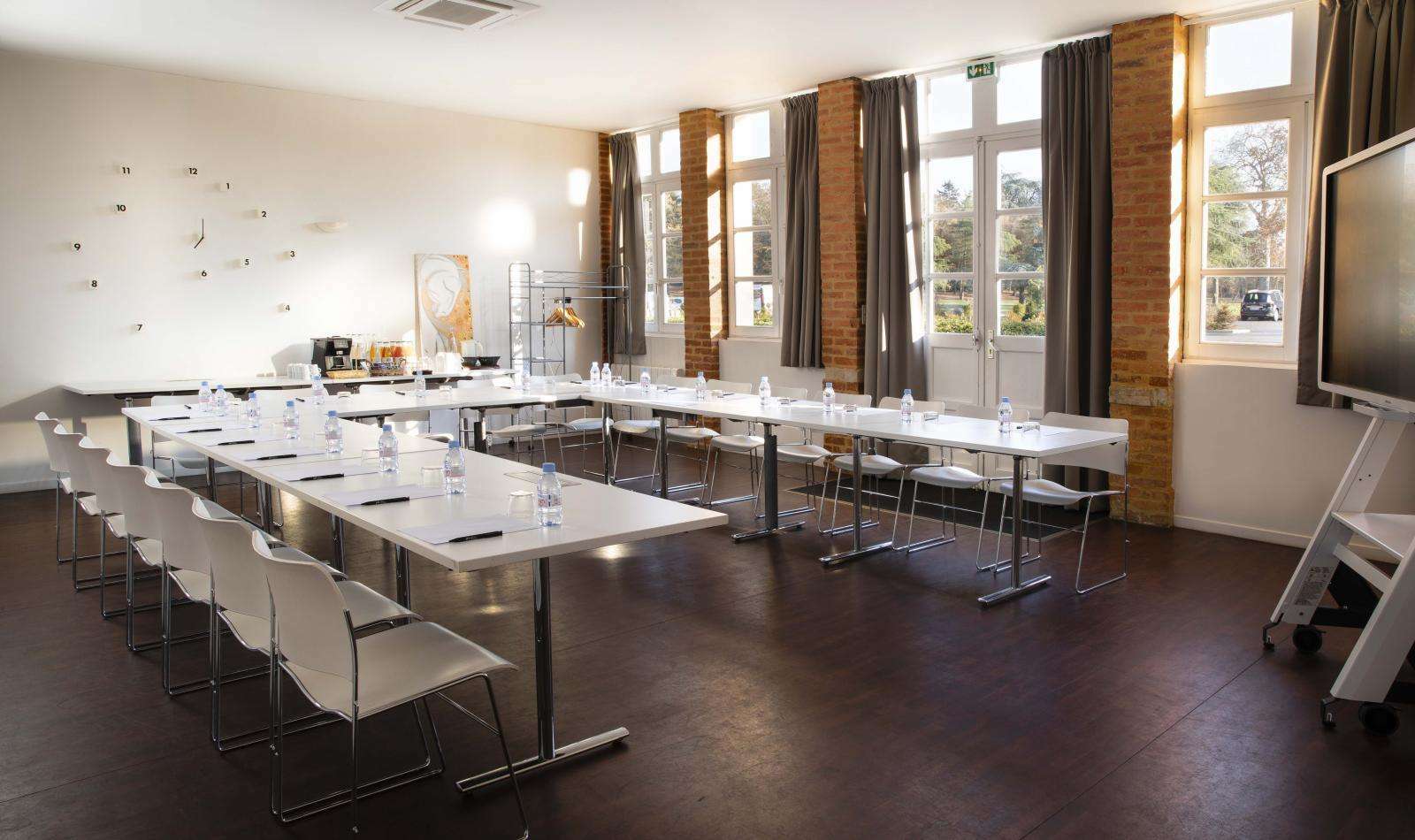 Country Club Hotel Yvre-l'Eveque Business photo