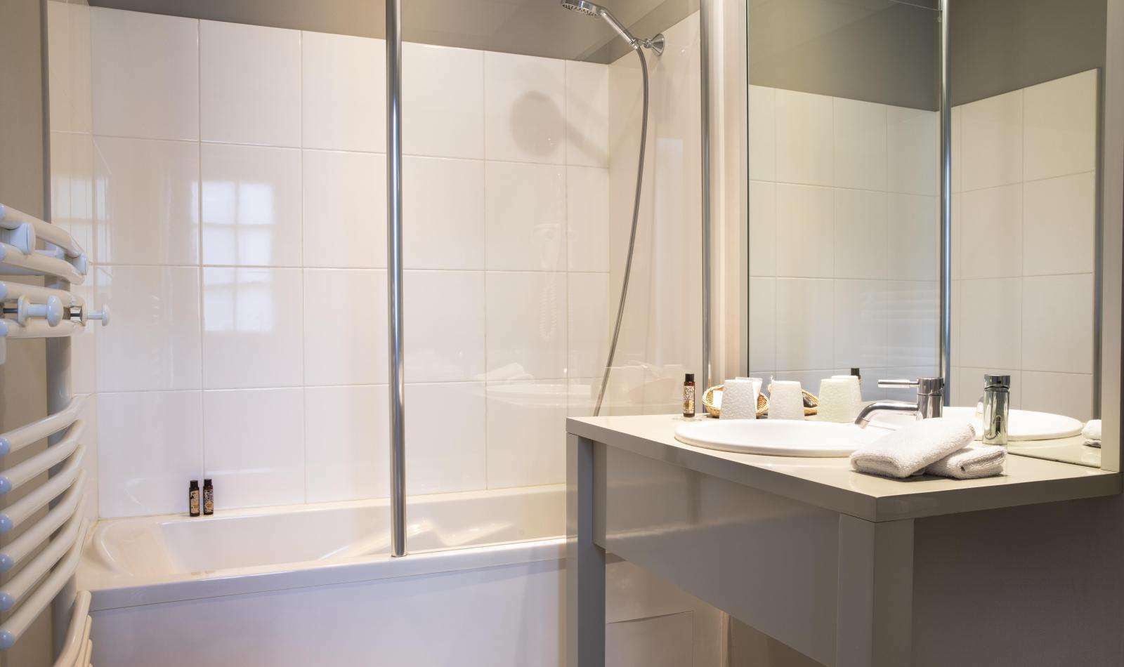 Country Club Hotel Yvre-l'Eveque Room photo